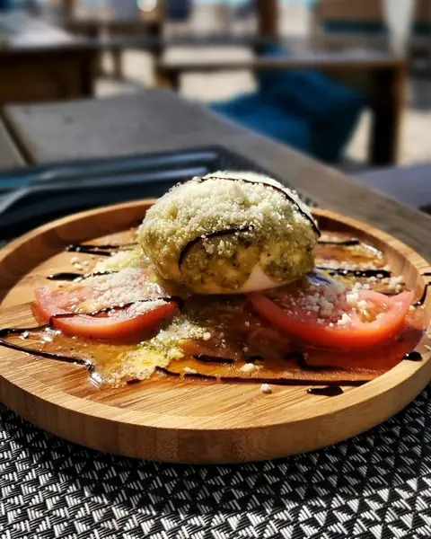 Burrata au pesto, tomates et balsamique