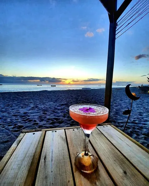 Cocktail au coucher du soleil sur le sable