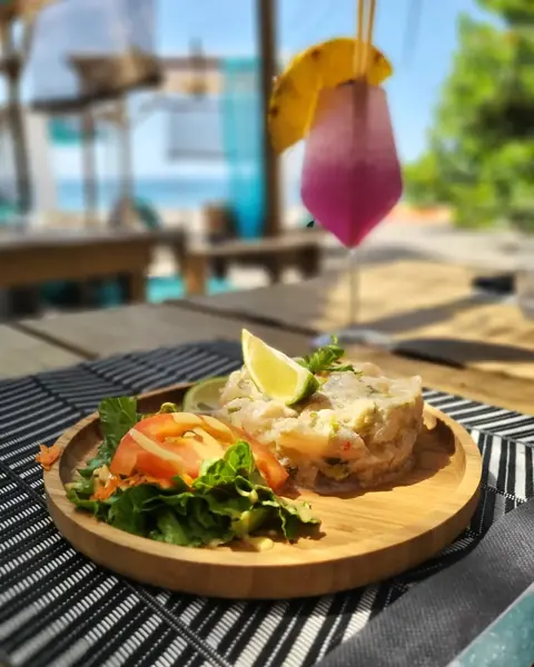 Tartare de poisson et cocktail tropical